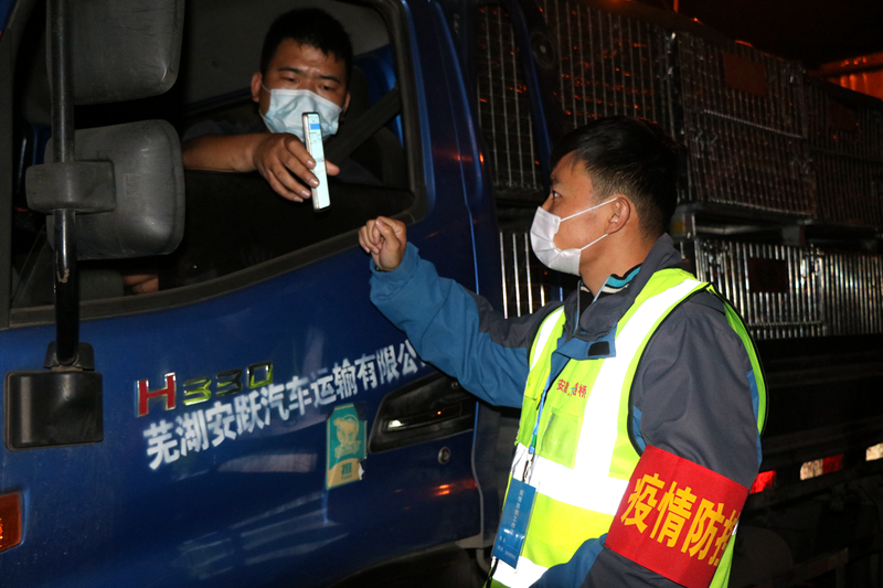 新一輪疫情發(fā)生后，安徽路橋迅速行動(dòng)，組織全體職工和勞務(wù)工人進(jìn)行全員核算檢測(cè)，筑牢疫情防控第一道防線。此外，還積極投身屬地疫情防控，踐行國(guó)企擔(dān)當(dāng)。
