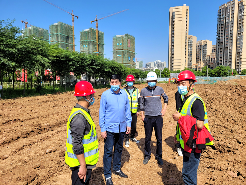 六安市重點(diǎn)工程建設(shè)管理處黨組書記、主任陳斌到長安路南延項(xiàng)目調(diào)研復(fù)工復(fù)產(chǎn)工作